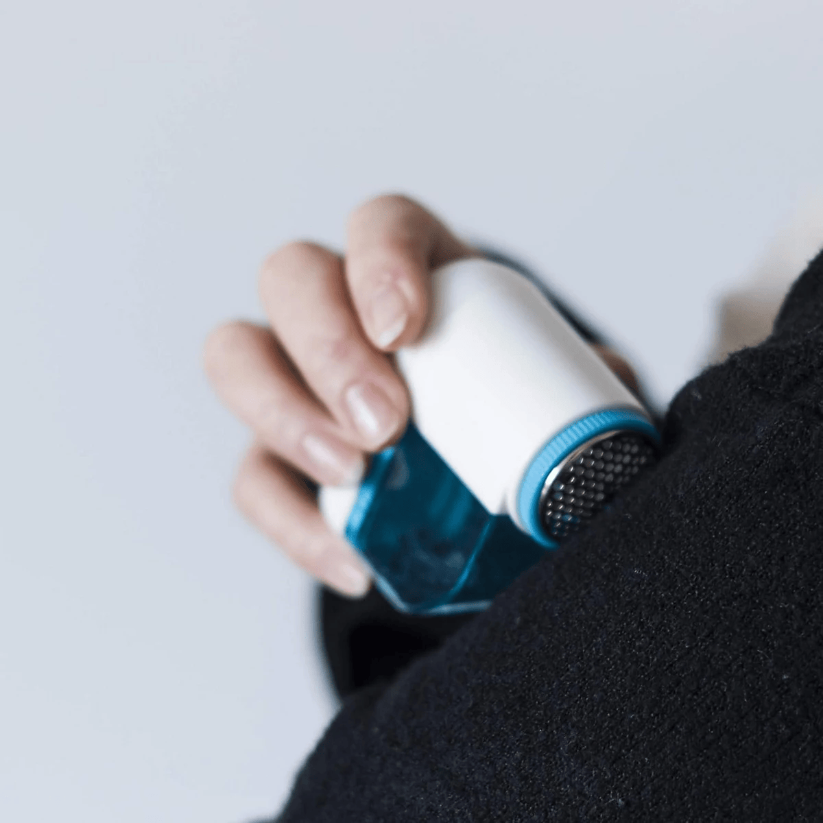 Portable Compact Fabric Shaver – Battery-Powered Fuzz and Lint Remover